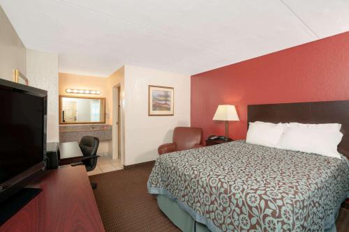 Un pat sau paturi într-o cameră la Days Inn by Wyndham Cave City