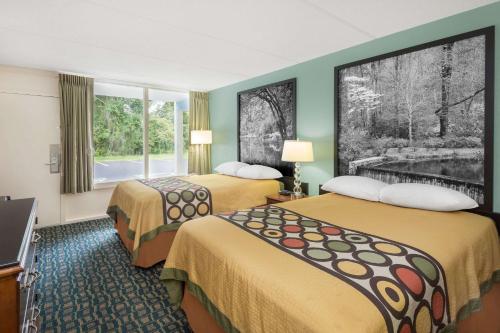 Habitación de hotel con 2 camas y ventana en Super 8 By Wyndham Kingsland I-95 Naval Base Area en Kingsland