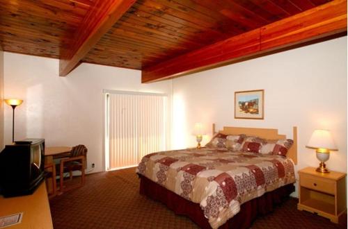 En eller flere senge i et værelse på Trails End Motel Sheridan