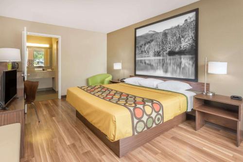 Una cama o camas en una habitación de Super 8 by Wyndham Asheville Airport