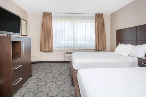 Un ou plusieurs lits dans un hébergement de l'établissement Baymont by Wyndham San Diego Downtown
