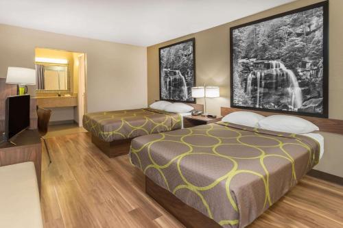 Habitación de hotel con 2 camas y TV de pantalla plana. en Super 8 by Wyndham Asheville Airport en Fletcher