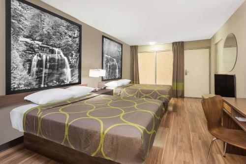 Una cama o camas en una habitación de Super 8 by Wyndham Asheville Airport