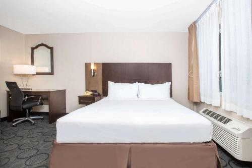 Un ou plusieurs lits dans un hébergement de l'établissement Baymont by Wyndham San Diego Downtown