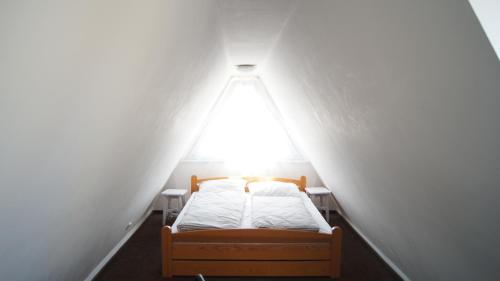 コウォブジェクにあるRanger apartmentの窓付きの白い部屋のベッド1台