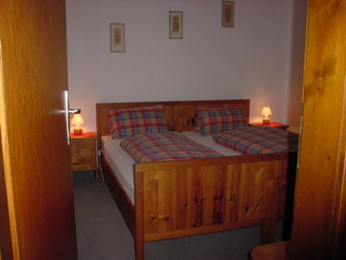 a bedroom with two twin beds and two lamps at Haus Anne in Ellmau