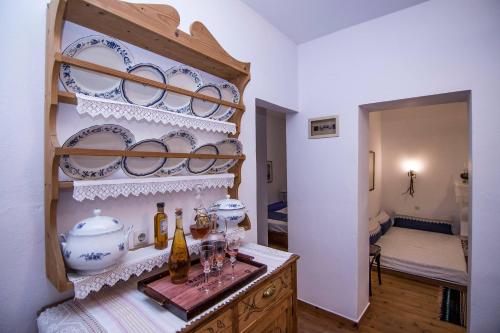 Una habitación con un mostrador con platos y botellas. en Dreaming House, en Vrasná
