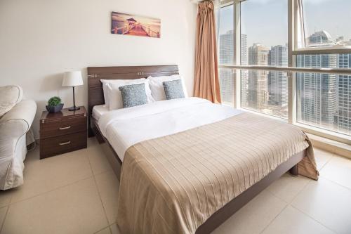 una camera con un letto e una grande finestra di Frank Porter - Goldcrest Executive a Dubai