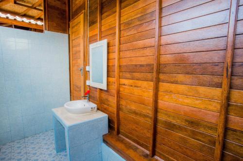 Phòng tắm tại Sea Bridge Villa Ceningan