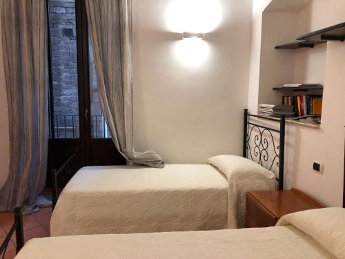 Cette chambre comprend 2 lits et une fenêtre. dans l'établissement L'Orecchietta 2.0, à Ruvo di Puglia