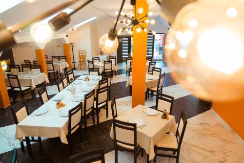 Restaurace v ubytování Pensiune Confort Morosanu