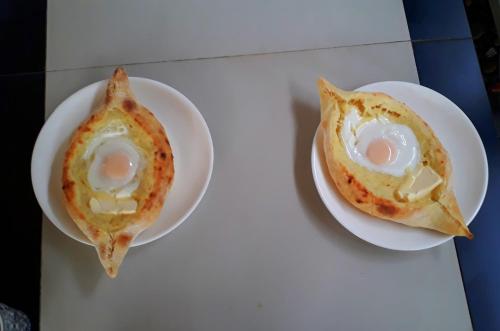 dos platos de comida con huevos en una mesa en Festina Lente, en Kobuleti