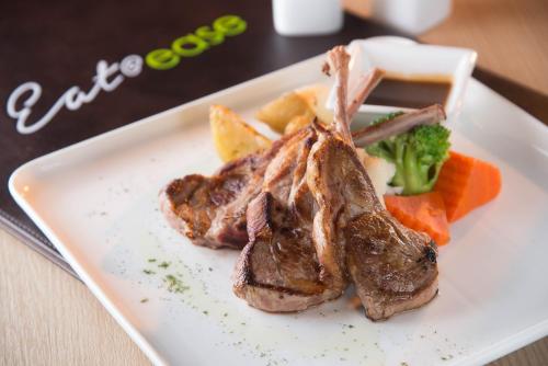 Makanan di atau berdekatan hotel