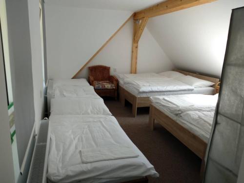 Postel nebo postele na pokoji v ubytování Rodinné vinařství Mikulenkovi