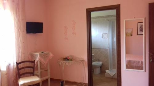 La salle de bains est pourvue de toilettes, d'un lavabo et d'un miroir. dans l'établissement Agriturismo Le Quattro Stagioni, à Viterbe