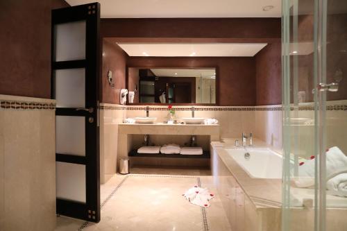 Salle de bains dans l'établissement Kenzi Menara Palace & Resort All Inclusive