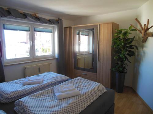 ein Schlafzimmer mit 2 Betten und Handtüchern darauf in der Unterkunft Holzmichel FEWO mit Balkon in Cottbus