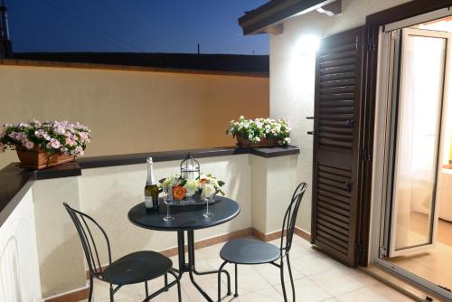 a small table and chairs in a kitchen with flowers at Dimora Civitas Severiana in Montescaglioso