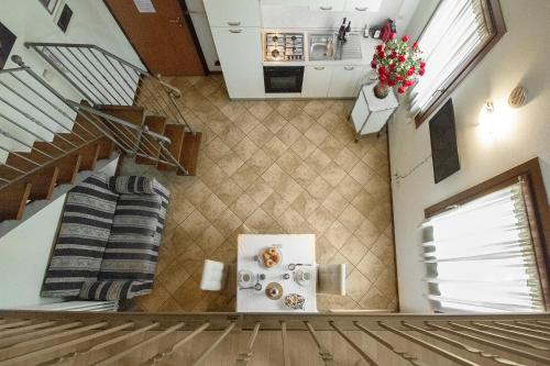 ヴィチェンツァにあるResidence San Miguel 8のリビングルーム(階段付)、キッチンが備わります。