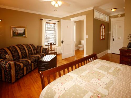 a living room with a couch and a table at Au Virage B&B in Magog-Orford