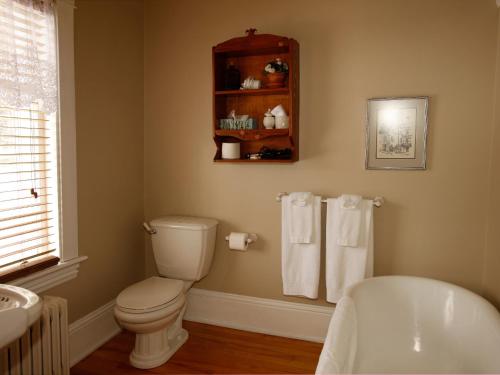 a bathroom with a toilet and a sink and a tub at Au Virage B&B in Magog-Orford