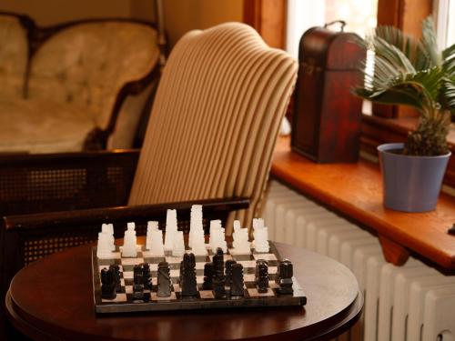 a chess board on a table next to a chair at Au Virage B&B in Magog-Orford