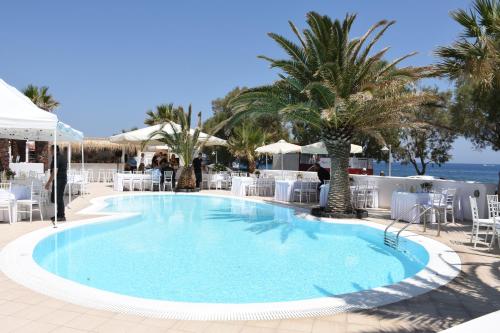 Piscina de la sau aproape de Arion Bay Hotel