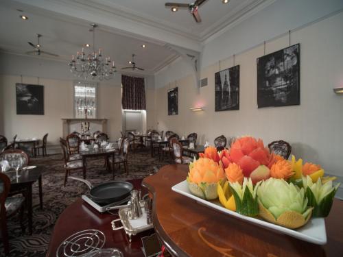 un comedor con una mesa con flores. en Palace Hotel en Peterhead