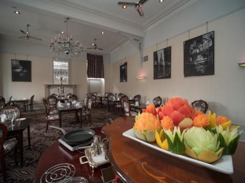 彼得赫德的住宿－皇宮酒店，用餐室,配有鲜花桌