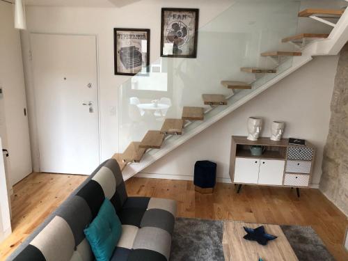 un soggiorno con divano e una scala di URBAN VIEWS Terrace - Duplex Apartment "Luis I" a Porto