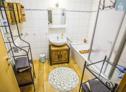 ein Badezimmer mit einem Waschbecken, einer Badewanne und einem WC in der Unterkunft P13 in Erfurt