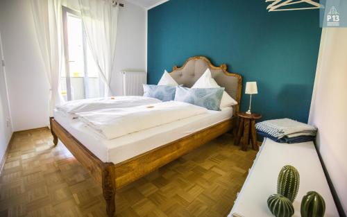 Schlafzimmer mit einem Bett mit blauer Wand in der Unterkunft P13 in Erfurt