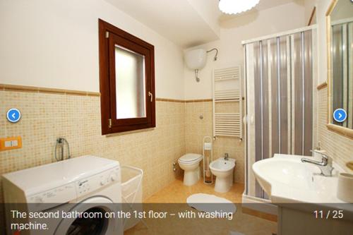 モンテコーリチェにあるVilla Carolinaのバスルーム(バスタブ、洗面台、トイレ付)