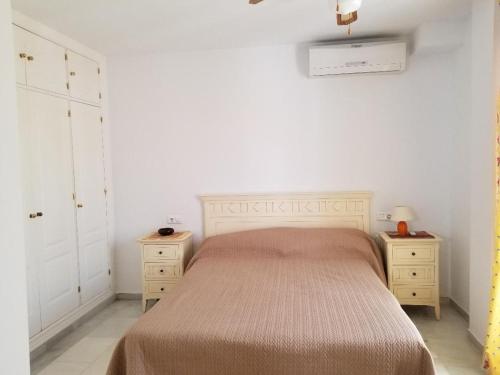Tempat tidur dalam kamar di Spaciously Cosy Apartment 5b close to beach