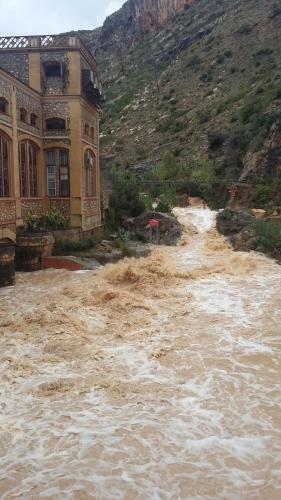 a building in the middle of a raging river at Casa Rural La Tia Rosa in Chulilla