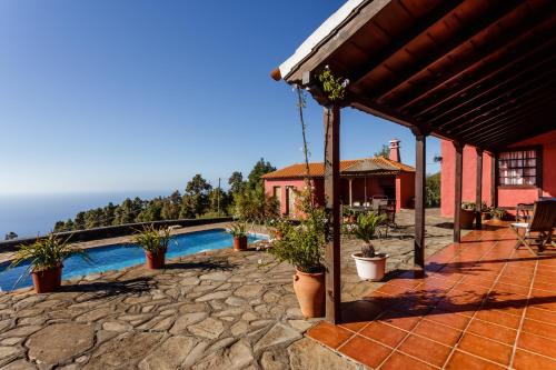 una casa con piscina con macetas en La Verada, en Puntagorda