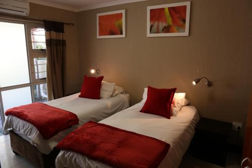 Llit o llits en una habitació de Klein Windhoek Guesthouse