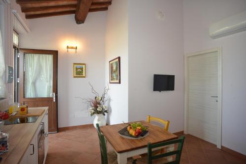 A television and/or entertainment centre at Agriturismo La Fonte