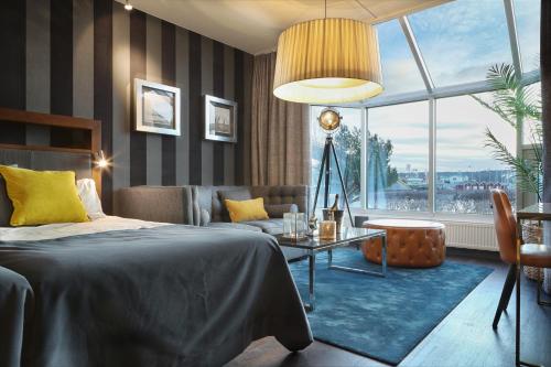 um quarto com uma cama, um sofá e uma mesa em Stenungsbaden Yacht Club em Stenungsund
