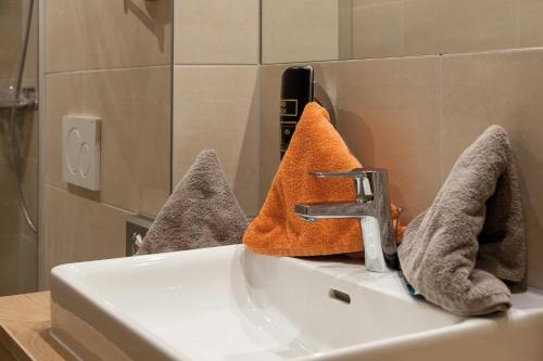 a bathroom sink with towels on top of it at Sport Garni Kapplerhof – Ischgl/Kappl in Kappl