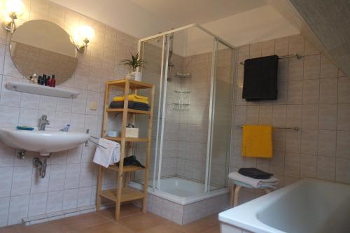 Bilik mandi di Ferienhaus Schenk