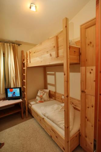Ένα ή περισσότερα κρεβάτια σε δωμάτιο στο Hotel Ansitz Plantiz