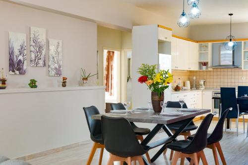 a kitchen and dining room with a table and chairs at Villa Mariva in Pigianos Kampos