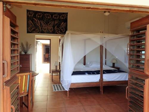 Cama o camas de una habitación en Two Bays Beach Villa, Apartment, and Studios