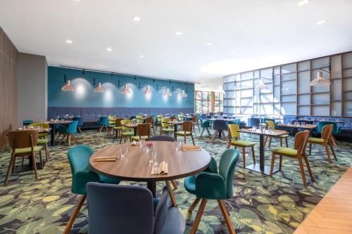 a restaurant with tables and chairs in a room at Mercure Jelenia Góra in Jelenia Góra