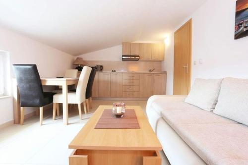 Kuchyňa alebo kuchynka v ubytovaní Apartmani Lili