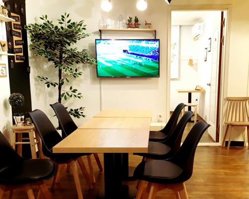 TV a/nebo společenská místnost v ubytování Hongdae Mainstreet Two Room House
