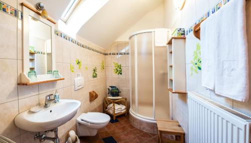 a bathroom with a sink and a toilet at FerienAppartments Landhaus FühlDichWohl in Fehring