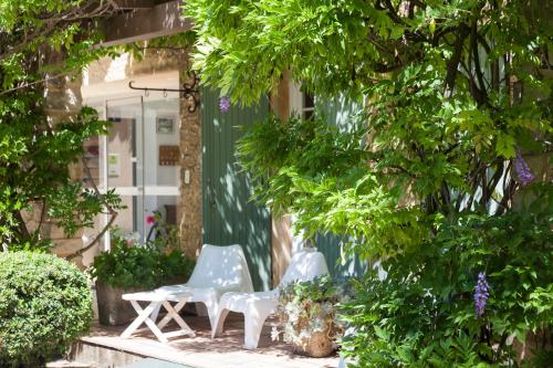 Κήπος έξω από το Logis Hôtel Castel Mouisson