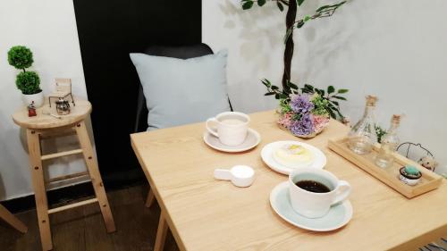 Příslušenství pro přípravu čaje a kávy v ubytování Hongdae Mainstreet Two Room House